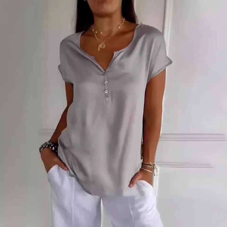 Relaxed Spring Button Top™ – Müheloser Komfort für den Frühling