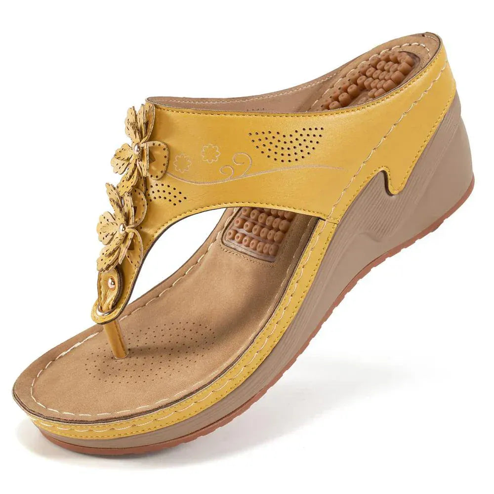 Brinley | Women's Orthopedic Wedge Thong Sandals™ – Orthopädischer Komfort mit eleganter Keilabsatz-Silhouette