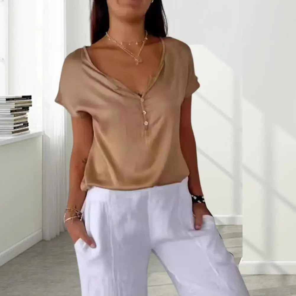 Relaxed Spring Button Top™ – Müheloser Komfort für den Frühling