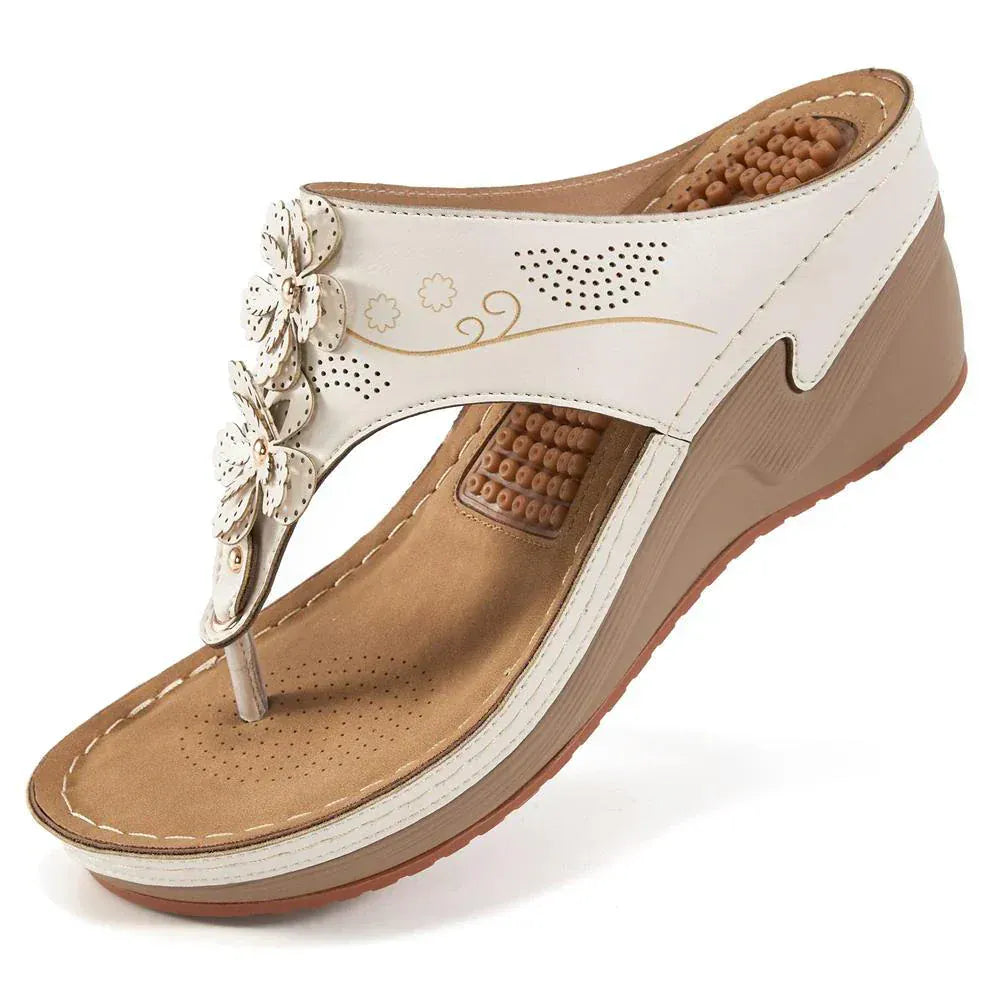 Brinley | Women's Orthopedic Wedge Thong Sandals™ – Orthopädischer Komfort mit eleganter Keilabsatz-Silhouette
